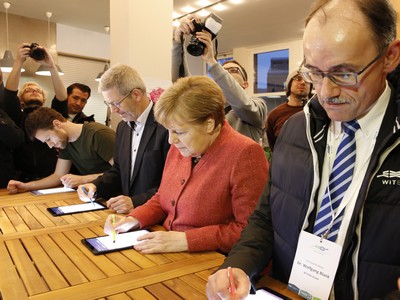 Angela Merkel zu Besuch beim Katapult Magazin
