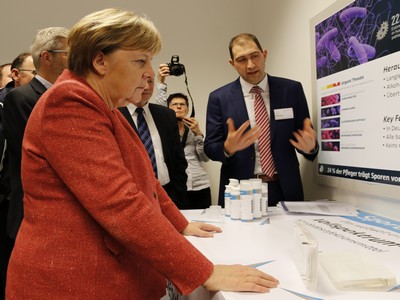 Angela Merkel zu Besuch bei der Nebula Biocides GmbH