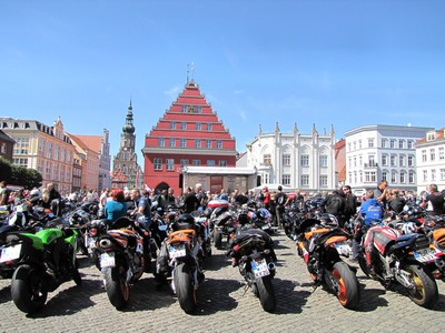 über 750 Motorräder beim 1. Motorradgottesdienst in Greifswald