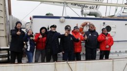 Crew der Greif im Hafen